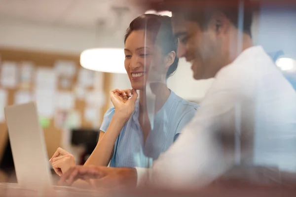 Geschäftspartner diskutieren während der Arbeit — Stockfoto