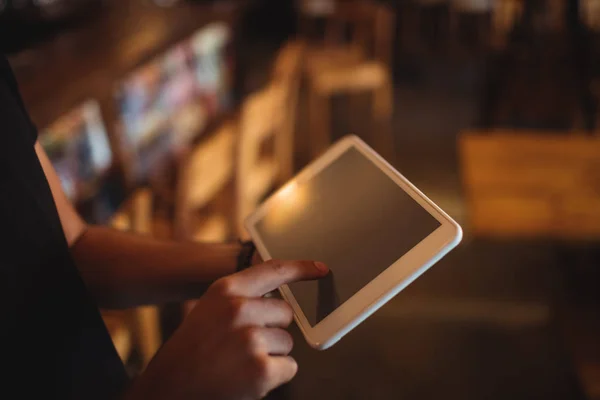 Corte médio do barman usando tablet digital — Fotografia de Stock