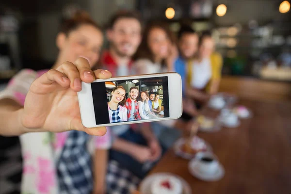 Vrienden voor het nemen van foto in pub — Stockfoto