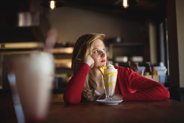 Eftertänksam kvinna ha milkshake — Stockfoto