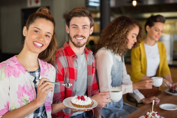 Amigos tomando café y postre en la cafetería —  Fotos de Stock