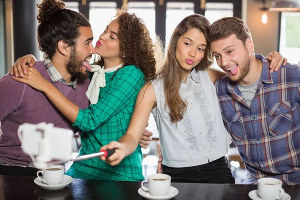 Amigos tomando selfie mientras disfrutan en la cafetería —  Fotos de Stock