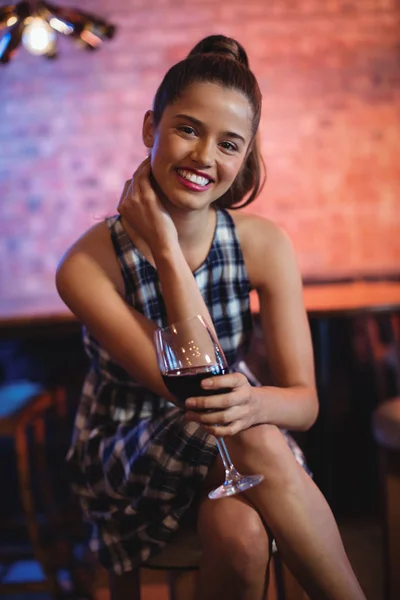 Retrato de jovem tendo vinho tinto — Fotografia de Stock