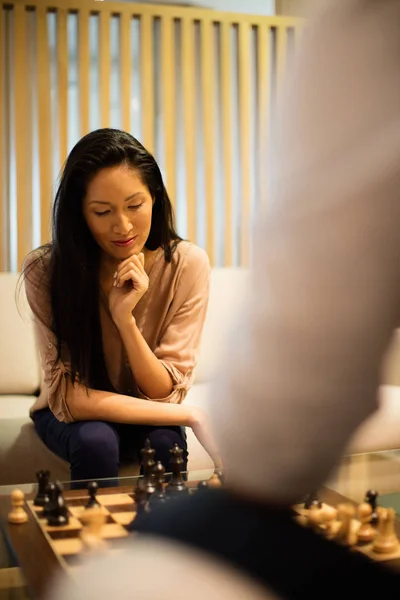 Серйозна бізнес-леді грає в шахи — стокове фото