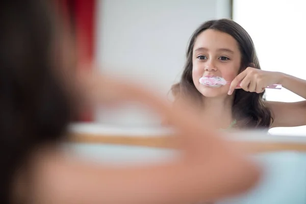 Banyoda dişlerini fırçalayan bir kız. — Stok fotoğraf