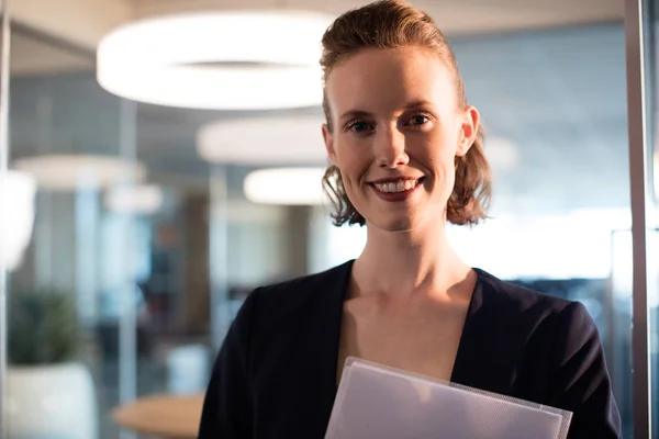 Mujer de negocios sonriente en la oficina —  Fotos de Stock