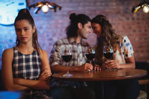 Mujer celosa ignorando pareja cariñosa —  Fotos de Stock