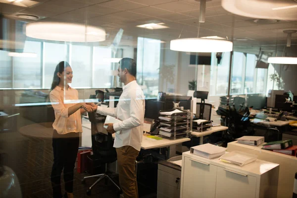 Des collègues d'affaires se serrent la main au bureau — Photo