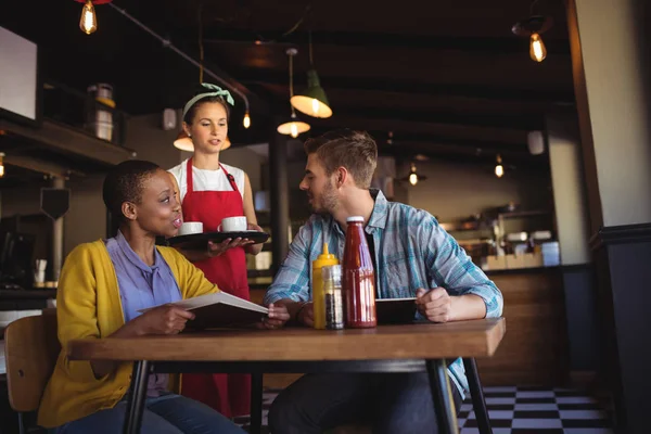 Waitress interacting with customer — Stock Photo, Image