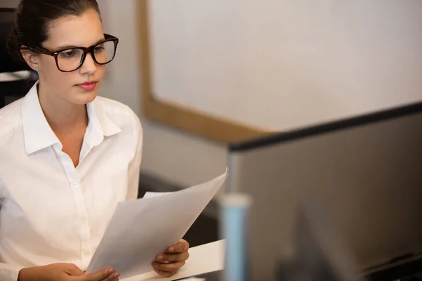 Junge Geschäftsfrau liest Dokumentationen — Stockfoto