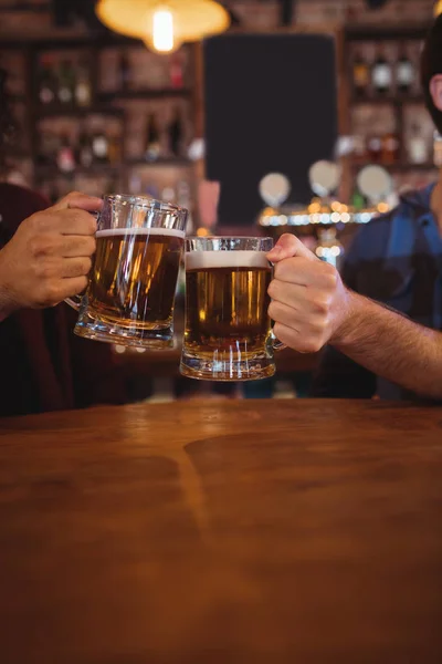 Jeunes hommes griller leurs tasses à bière — Photo