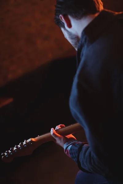Οπίσθια όψη του ανθρώπου παίζει κιθάρα — Φωτογραφία Αρχείου