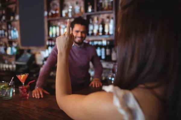 Kvinnan ber om en drink bar anbud — Stockfoto