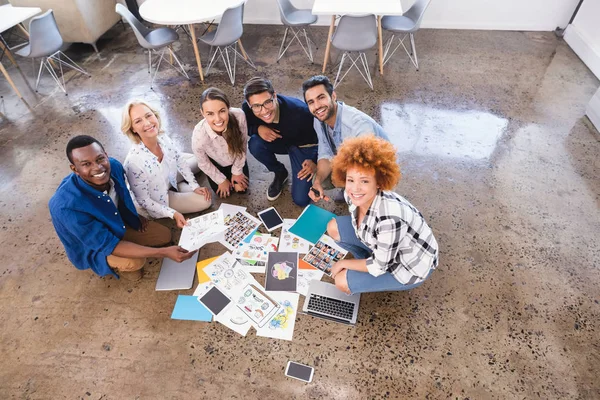 Happy business team arbetar tillsammans — Stockfoto