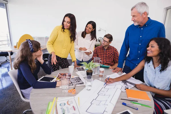 Gente de negocios discutiendo en el escritorio — Foto de Stock