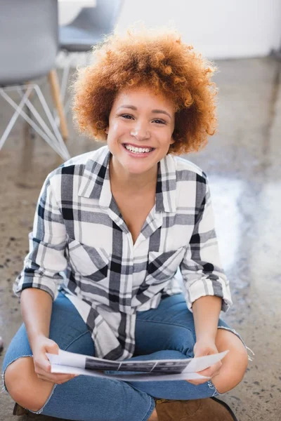 Geschäftsfrau sitzt im Kreativbüro — Stockfoto