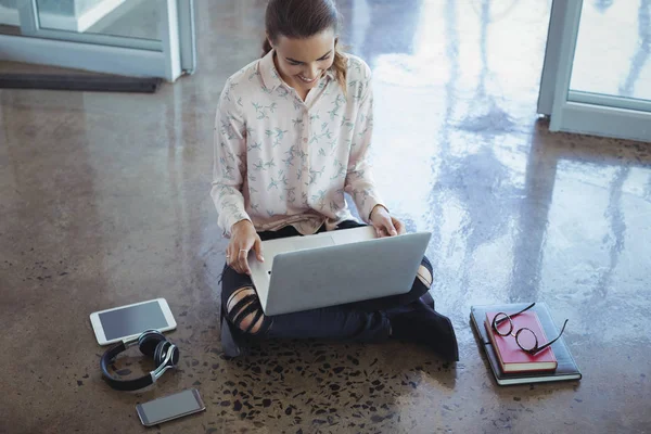 Pengusaha bahagia dengan laptop yang bekerja di lantai — Stok Foto