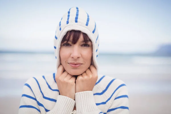 Kobieta nosi sweter z kapturem zimą — Zdjęcie stockowe