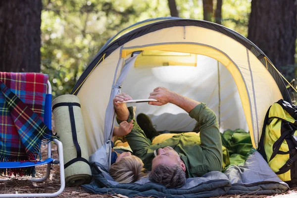 Pai e filho relaxando no acampamento — Fotografia de Stock