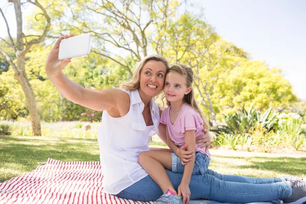 Matka a dcera pořizování selfie na telefonu — Stock fotografie