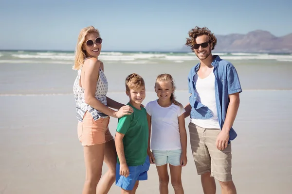 Famille souriante debout à la plage — Photo