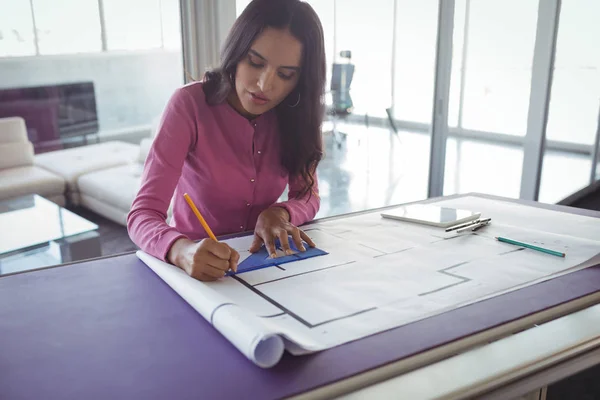 Vrouwelijke interieur maken van diagrammen op papier — Stockfoto