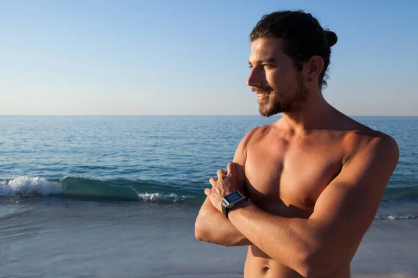 Homme musclé debout avec les bras croisés — Photo