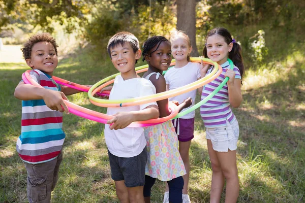 Freunde spielen auf Campingplatz mit Hula-Hoop-Reifen — Stockfoto