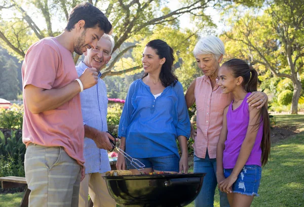 Familia preparando barbacoa en el parque — Foto de Stock