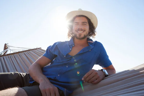 Man relaxing on hammock at beach — Stock Photo, Image