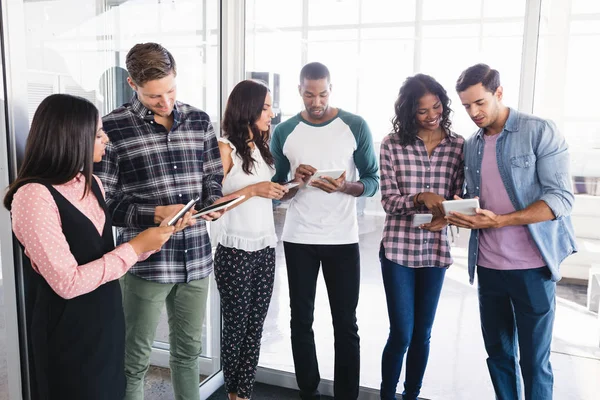 Uomini d'affari che usano compresse — Foto Stock