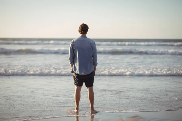 男人站在海滩 — 图库照片