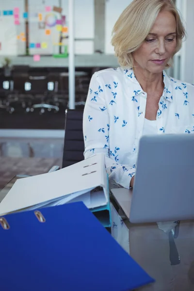 Donna d'affari concentrata che lavora sul computer portatile — Foto Stock