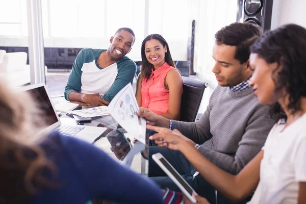 Mensen uit het bedrijfsleven zitten met collega 's — Stockfoto