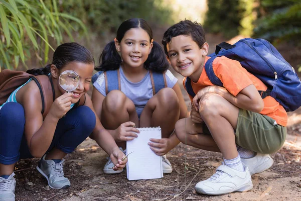 Amigos explorando a natureza no parque natural — Fotografia de Stock