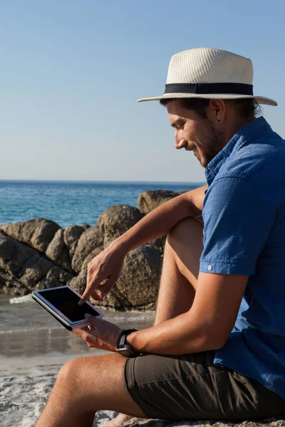 Człowiek za pomocą cyfrowego tabletu na plaży — Zdjęcie stockowe