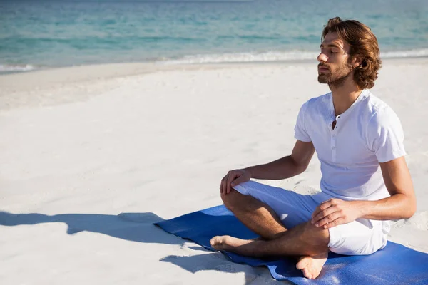 Hombre realizando yoga en la playa — Foto de Stock