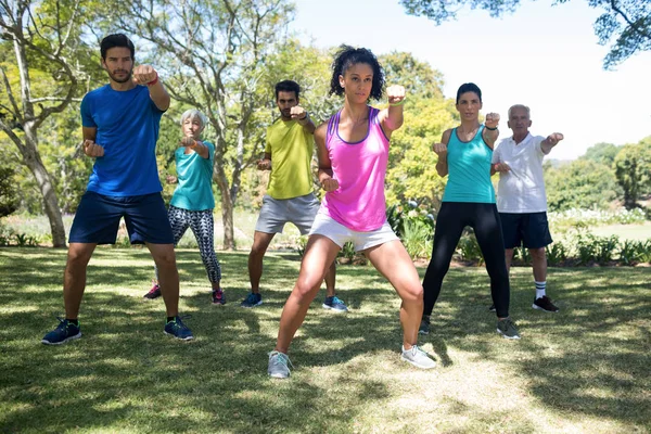 Gruppo di persone che si esercitano nel parco — Foto Stock