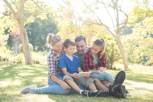 Familj med digital tablett i parken — Stockfoto