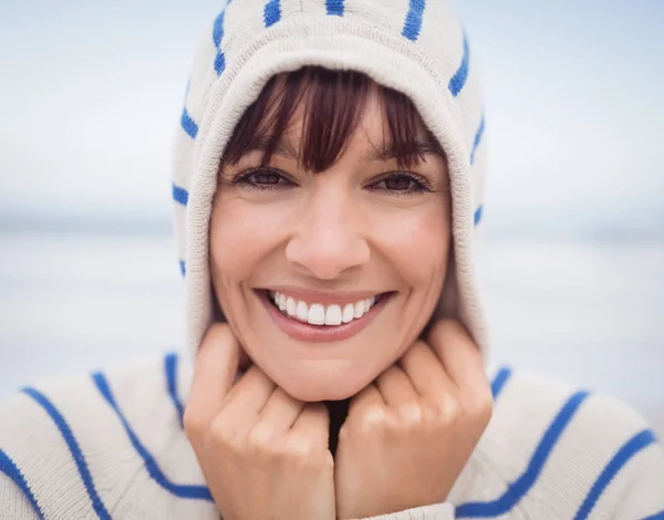 Sonriente mujer usando suéter con capucha — Foto de Stock