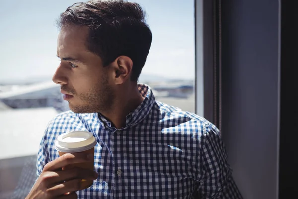Nachdenklicher Geschäftsmann mit Kaffeetasse — Stockfoto
