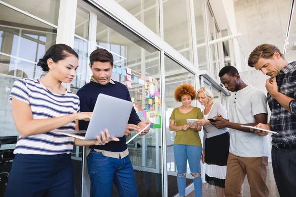 Collega's bespreken — Stockfoto