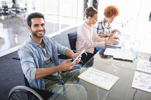 Empresario usando tableta digital — Foto de Stock