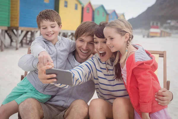 Wesoły rodziny biorąc selfie na plaży — Zdjęcie stockowe