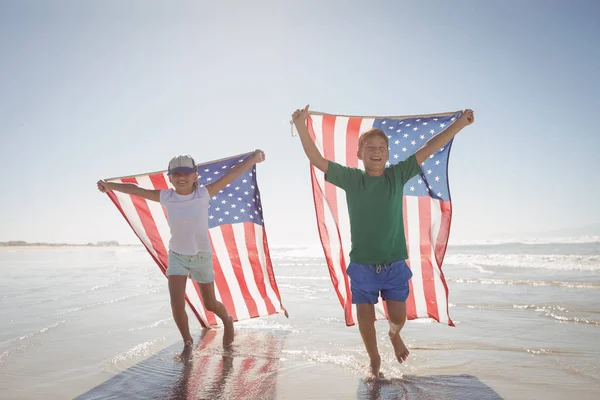 Hermanos con banderas americanas — Foto de Stock