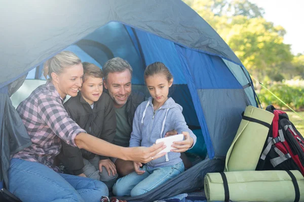 Rodzina biorąc selfie w namiocie na kempingu — Zdjęcie stockowe