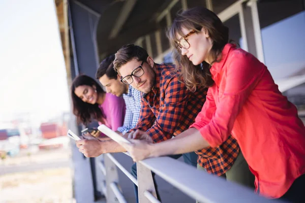 Collega's tablet-pc met balkon — Stockfoto