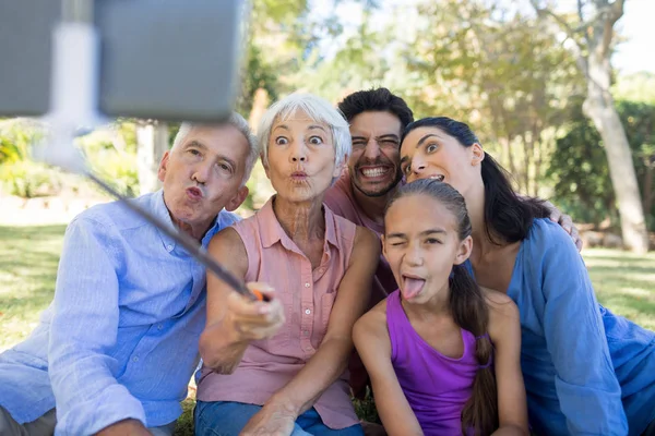 Famiglia che prende selfie — Foto Stock