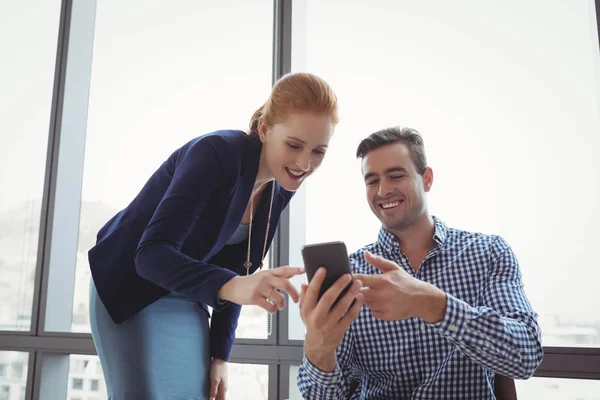 Ejecutivos usando teléfono móvil — Foto de Stock