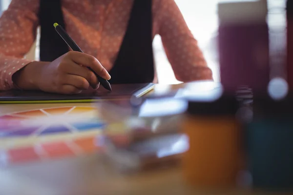 Forretningskvinde, der arbejder med digitalisering - Stock-foto